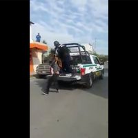 Con patrulla en movimiento policías arrastran a un detenido en Apodaca