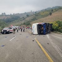 Vuelca autobús donde viajaban jornaleros tsotsiles; hay un fallecido (Videos)