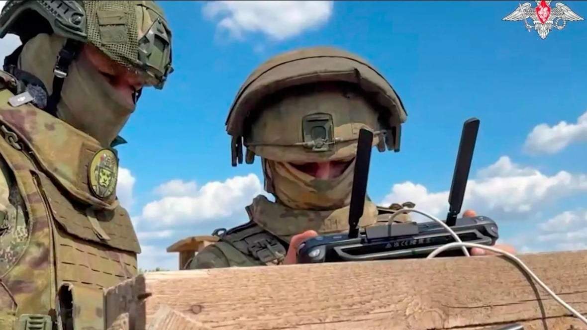 En esta imagen tomada de un video publicado por el servicio de prensa del Ministerio ruso de Defensan el lunes 26 de mayo de 2025, militares rusos entrenan para operar drones militares en un lugar no revelado