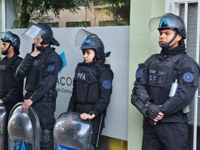 Fuerzas federales bloquearon el ingreso de los trabajadores del Enacom en Neuquén