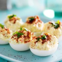 Sustituí la mayonesa por hummus en tus huevos rellenos y descubrí el cambio con esta rica receta