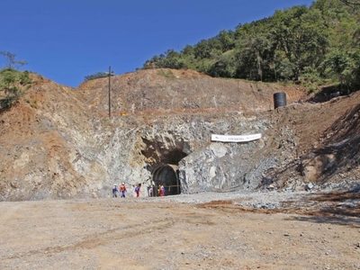 Derrumbe en mina de oro en Rosario, Sinaloa, mantiene atrapados a cuatro mineros