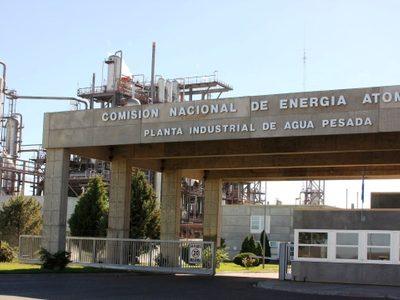 Esperan que la planta industrial de Neuquén comience a producir agua pesada en 25 meses
