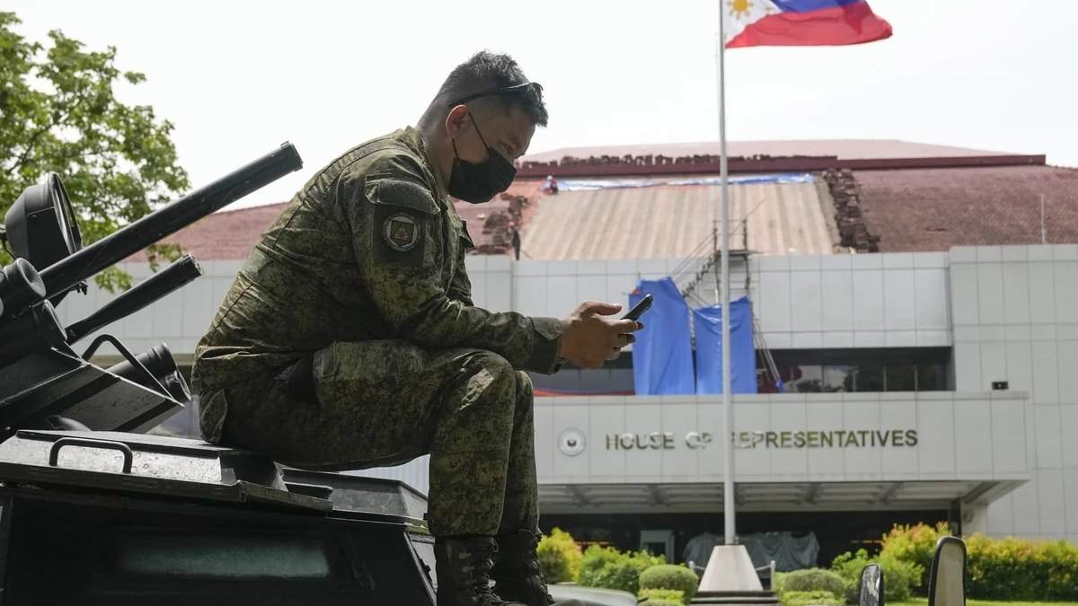 Un soldado usa su smarthphone en Filipinas