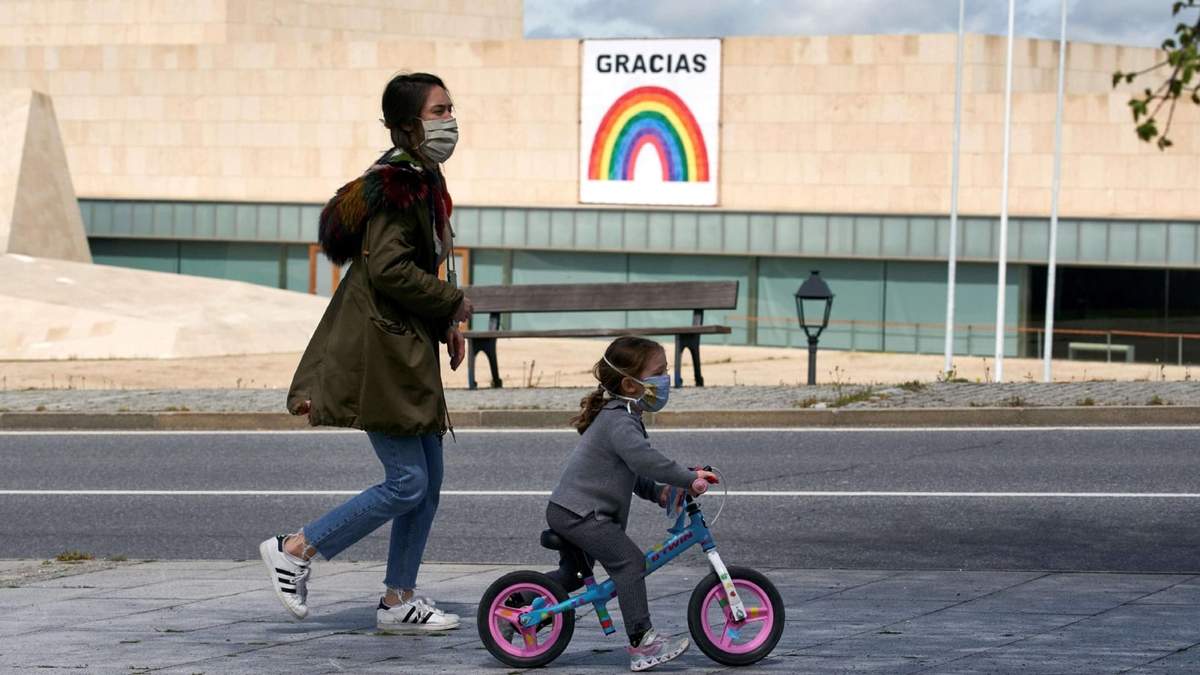 Autorizan a los padres a salir con sus hijos. Fuente: (Twitter)