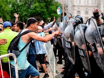 Disturbios y gases en el velatorio de Maradona: Alberto Fernández tuvo que salir a pedir calma