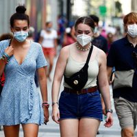Estadounidenses podrán salir a las calles sin usar mascarillas, según los CDC