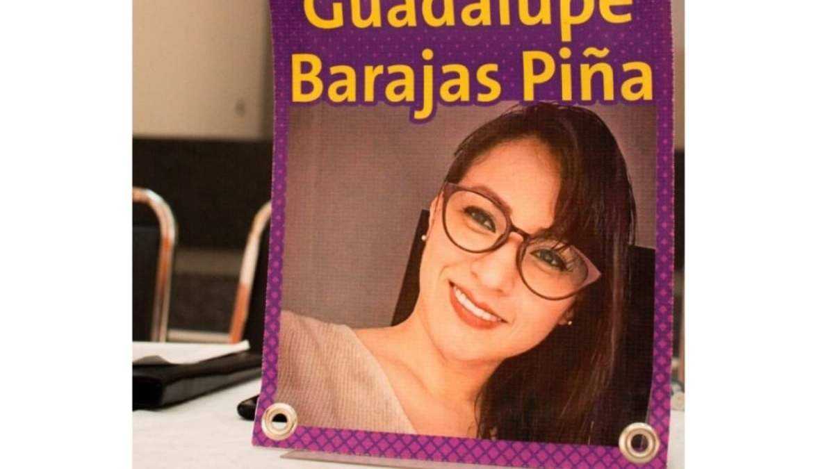 Un cartel de búsqueda con la imagen de la maestra Guadalupe Barajas Piña