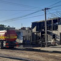 Gigantesco incendio en un depósito de productos de limpieza en Cipolletti