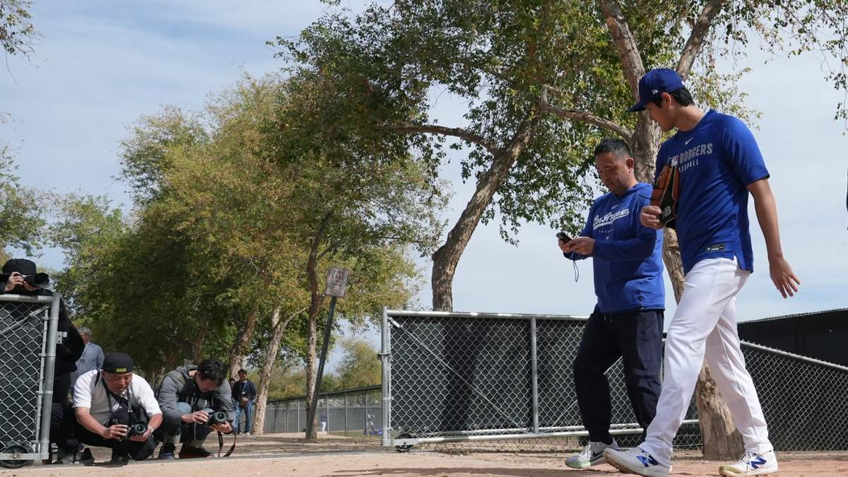 Shohei Ohtani de los Dodgers de Los Ángeles Dodgers tras un entrenamiento de pretemporada, el martes 11 de febrero de 2025, en Phoenix
