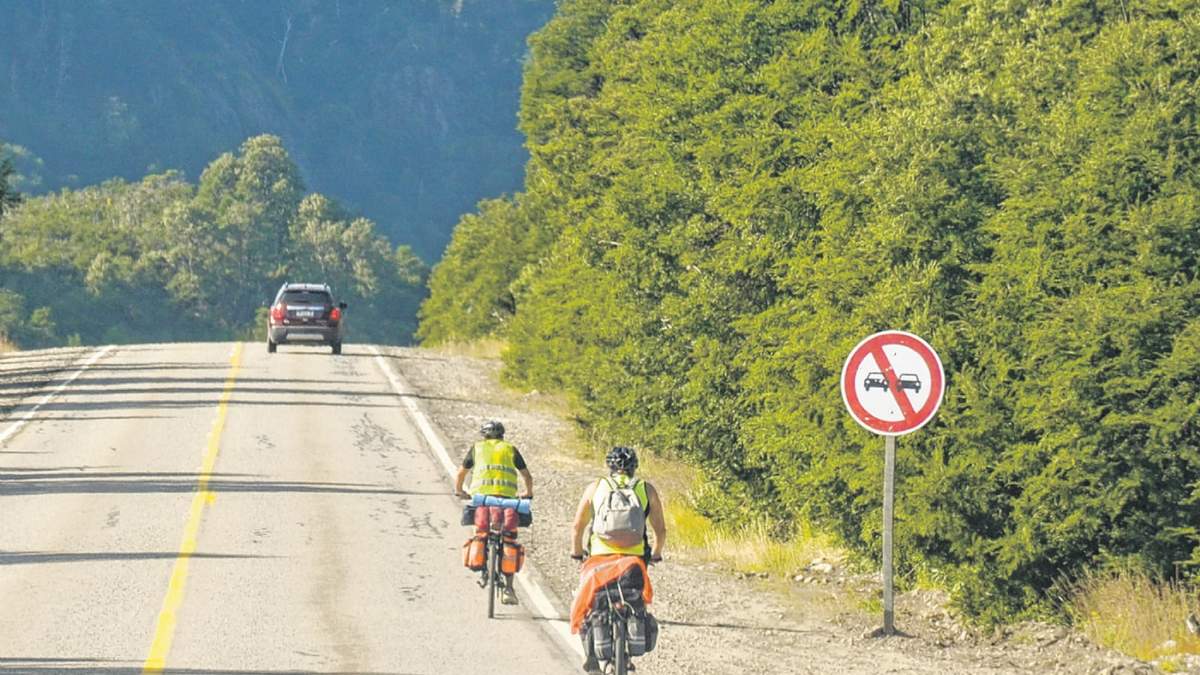 Ciclistas recorren la Ruta de los Siete Lagos. Fuente: (Twitter)