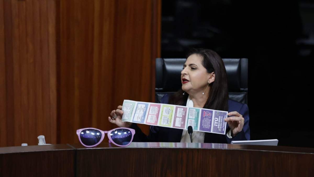 Mónica Soto Fregoso, magistrada presidenta del Tribunal Electoral del Poder Judicial de la Federación (TEPJF) sostiene un "acordeón" de la elección judicial