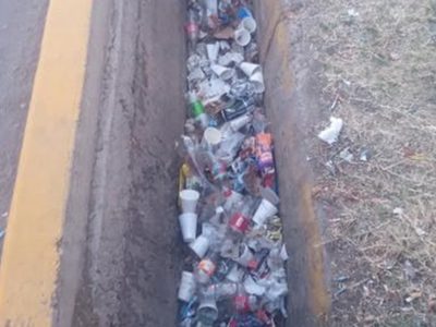 Alta suciedad: así está una acequia en Godoy Cruz