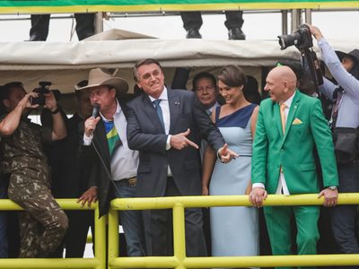“Vergonzoso y patético”: las críticas a Jair Bolsonaro por una polémica escena en el Bicentenario