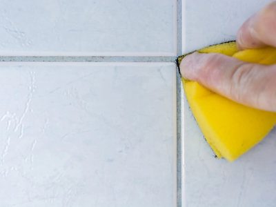Decile adiós a la grasa pegada de los azulejos usando 3 ingredientes que seguro tenés en casa