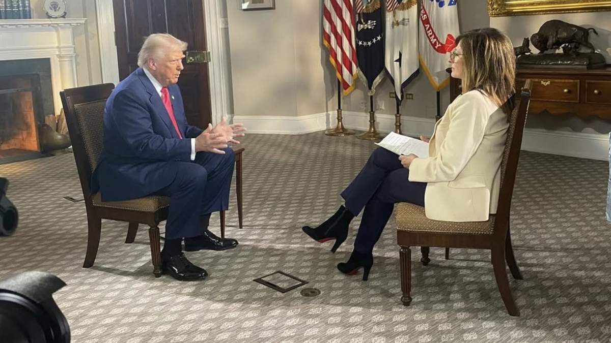 El presidente Donald Trump en la entrevista con la conductora de Fox News