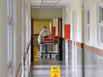 Neuquén: por falta de personal, hay camas de terapia intensiva bloqueadas