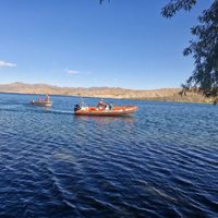 Rescataron a pescadores a la deriva en medio del lago tras quedarse sin combustible