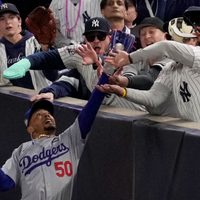 Fanático expulsado del Yankee Stadium por quitar bola del guante de Mookie Betts (Video)