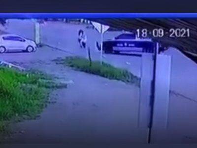 Video en que patrulla embiste una motocicleta tira versión oficial en Querétaro