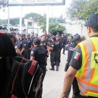 En reclamo de mejora salarial, paran labores unos 300 policías de Juchitán