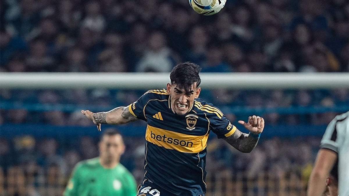Despeja Ayrton Costa. Boca estaba para golear y terminó empatando.