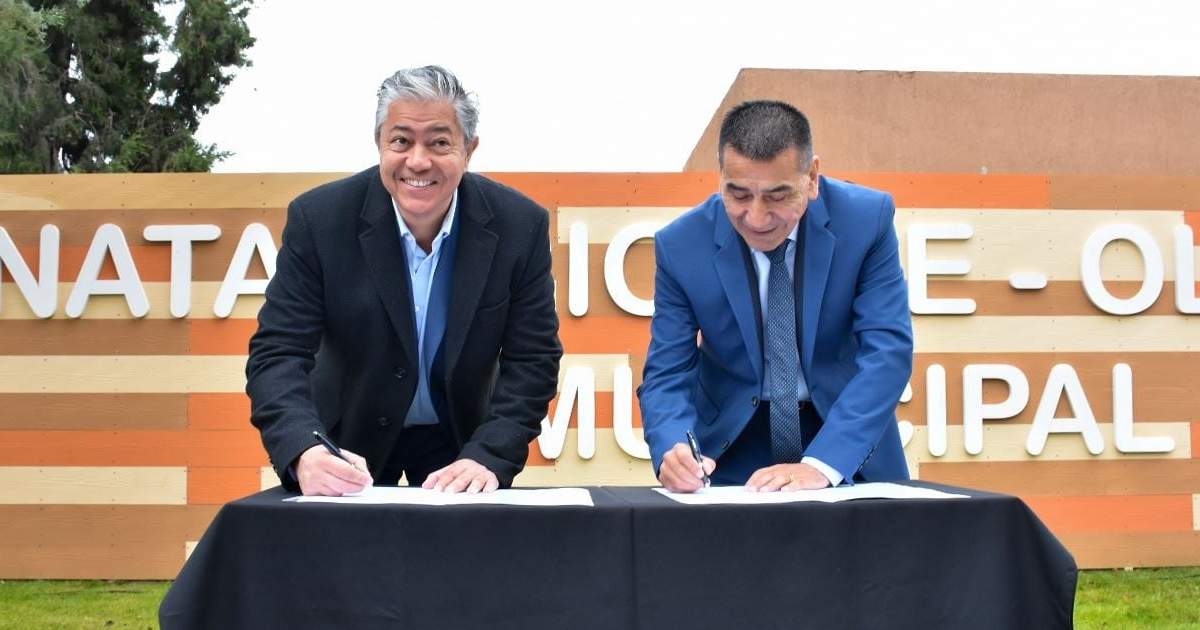 Rolando Figueroa y Ramón Rioseco en la firma del acuerdo. Fuente: (Gobierno de Neuquén)