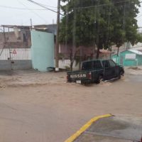 Hombre desaparece al caer en alcantarilla sin tapa durante las intensas lluvias en Chiapas