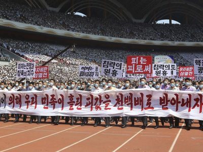 Miles de norcoreanos marchan contra EU en el aniversario de la Guerra de Corea