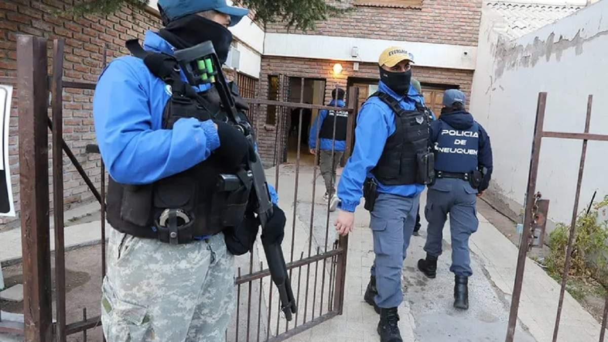 Efectivos fuertemente armados, durante los allanamientos. Fuente (Sebastián Fariña)