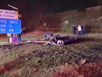Avioneta se estrella en autopista; hay cinco muertos (Video)