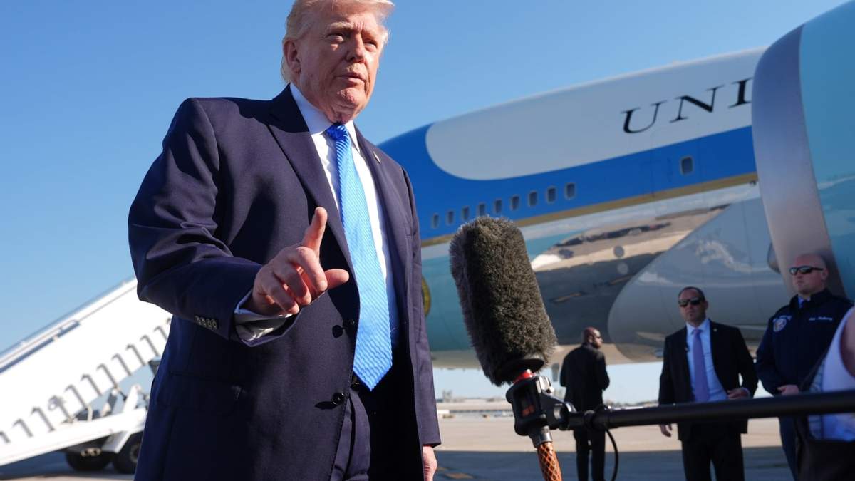 El presidente Donald Trump habla con los medios antes de abordar el Air Force One, el lunes 23 de marzo de 2026, en el Aeropuerto Internacional de Palm Beach en West Palm Beach, Florida