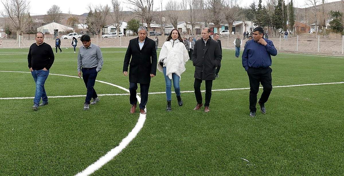 Recorrido por cancha de césped sintético. Fuente: (Gobierno de Neuquén)