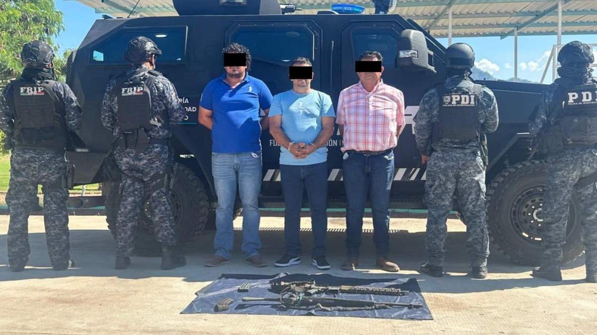 El alcalde José Antonio Villatoro Herrera junto a otros dos detenidos