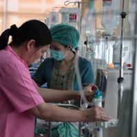 Aplauso y donaciones para el personal de salud