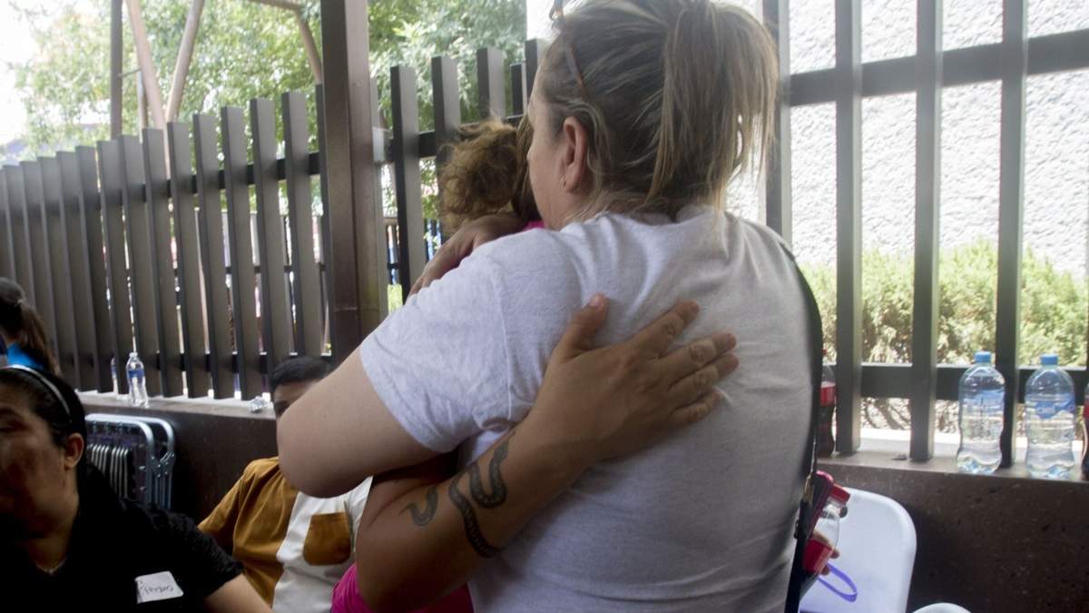 Familiares de personas lesionadas esperan en las afueras del área de urgencias de la Clínica 21 del IMSS