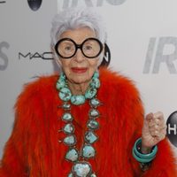 Murió Iris Apfel, experta textil y celebridad de la moda conocida por su estilo excéntrico