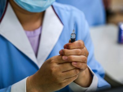 China pidió a la OMS que autorice el uso internacional de sus vacunas contra el coronavirus