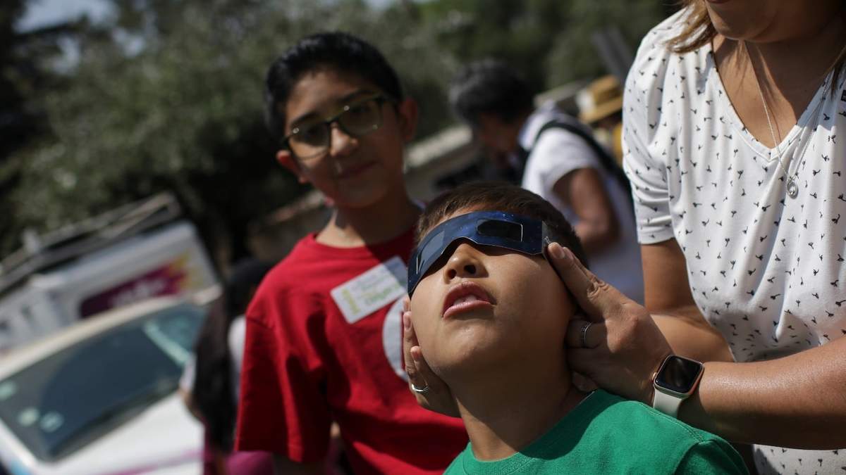Observando el eclipse solar
