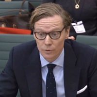Cambridge Analytica suspende a su presidente por escándalo de mal uso de datos de usuarios de Facebook