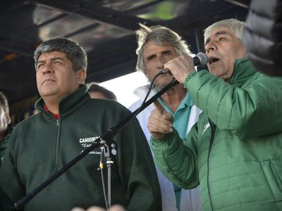 Denuncian maltrato y agresiones a los camioneros que abastecen al país durante la cuarentena