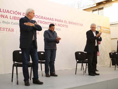 Mexicalenses despiden con vivas a AMLO y le piden cuidarse del "traidor" Bonilla