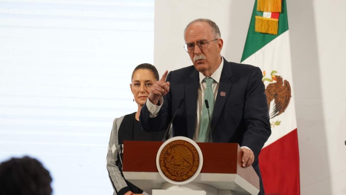 El secretario de Agricultura, Julio Berdegué Sacristán, durante la conferencia matutina de este martes 13 de mayo de 2025