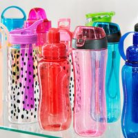 El trucazo para limpiar tus botellas de agua por dentro, desinfectarlas y dejarlas relucientes