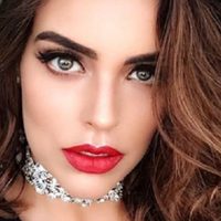 Sara Corrales en la calle se tapa solo con un diminuto bolso y los fanáticos no pueden con tanto