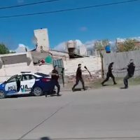 Vecinos de Las Plateas enfrentaron a piedrazos a la Policía para impedir una detención