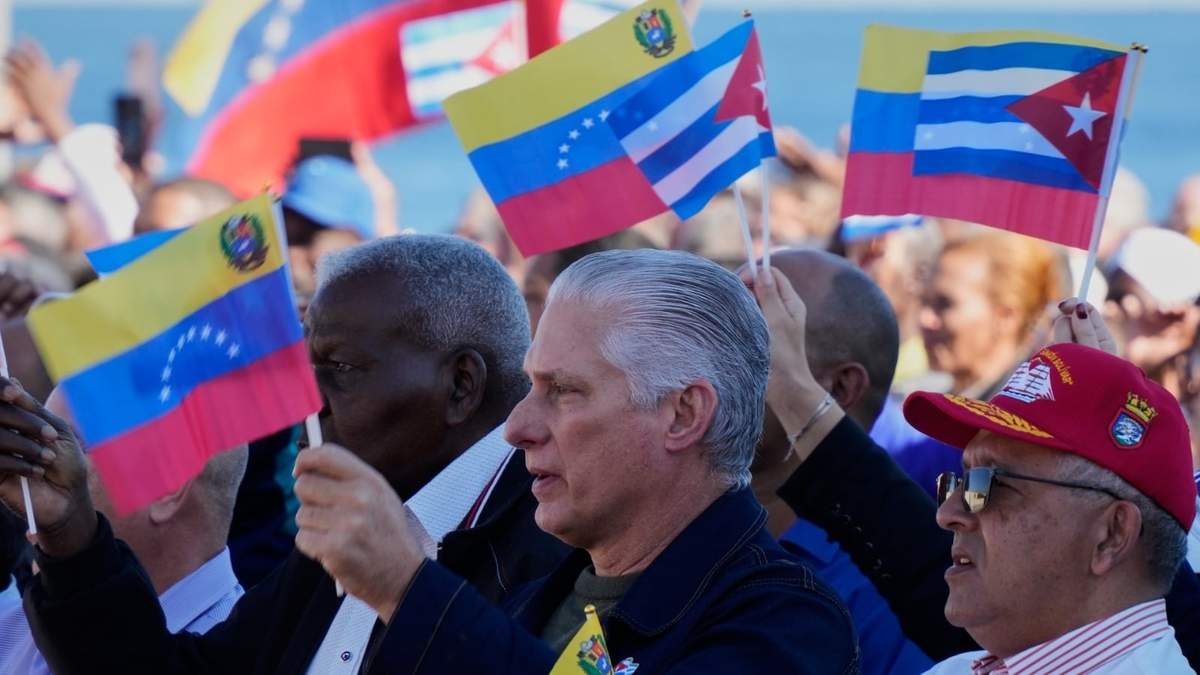 El presidente cubano Miguel Díaz-Canel asiste a un mitin en La Habana el sábado en solidaridad con Venezuela