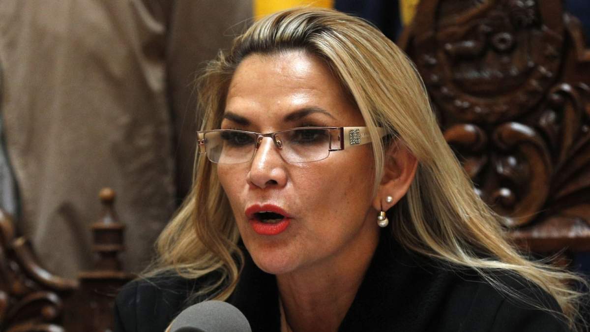 Jeanine Áñez se autoproclamó presidenta de Bolivia en 2019. Fuente: (Twitter)