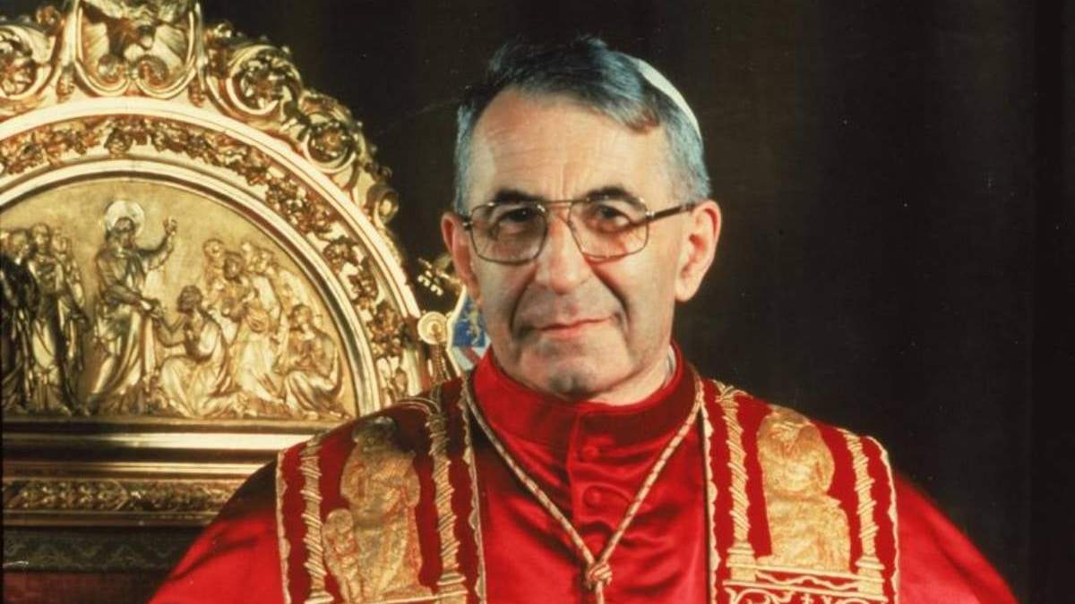 Fotografía de 1978 del papa Juan Pablo I de pie ante el trono papal en Ciudad del Vaticano
