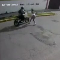 Mujer asaltada intercepta a ladrón y lo taclea con todo y motocicleta (Video)